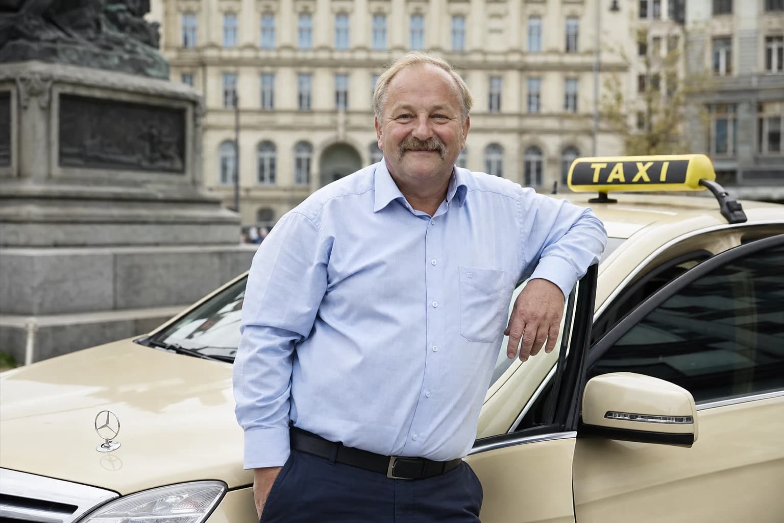 Ihr Fahrer der TaxiZentrale Fildern an einem Taxi in Stuttgart